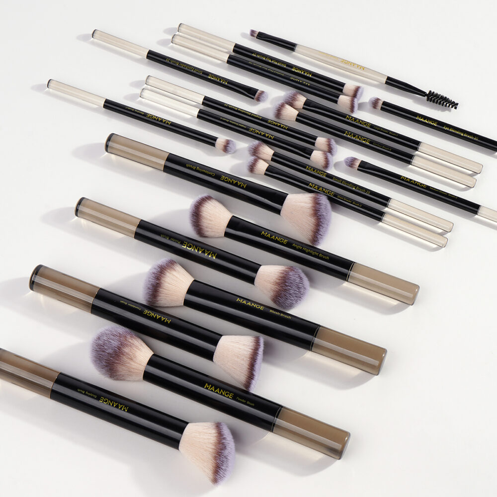 The Ultimate Guide: Selecting Makeup Brushes - MAANGE