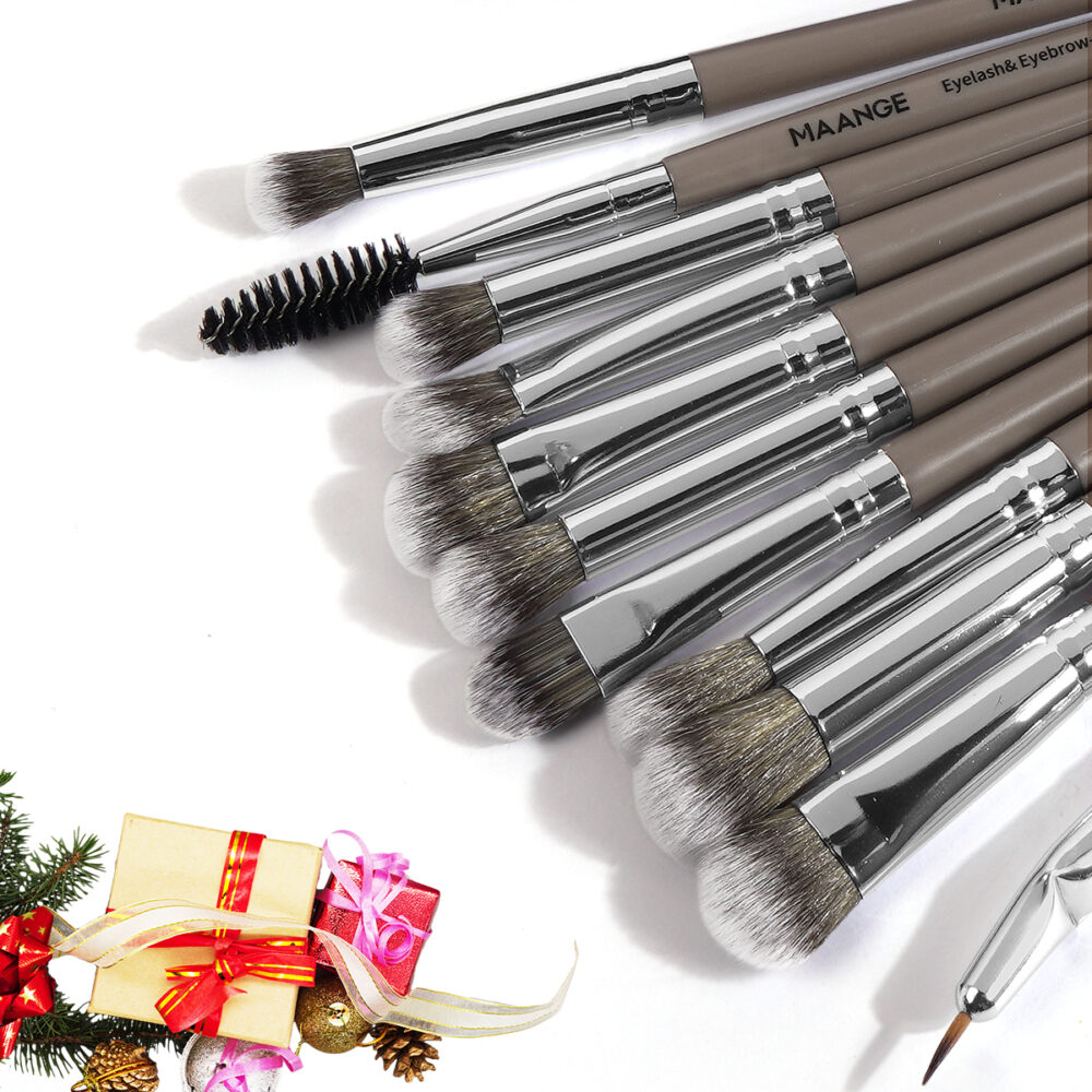 18 pcs makeup brush set and 5 powder puffs with Christmas themed velvet bag - Image 3